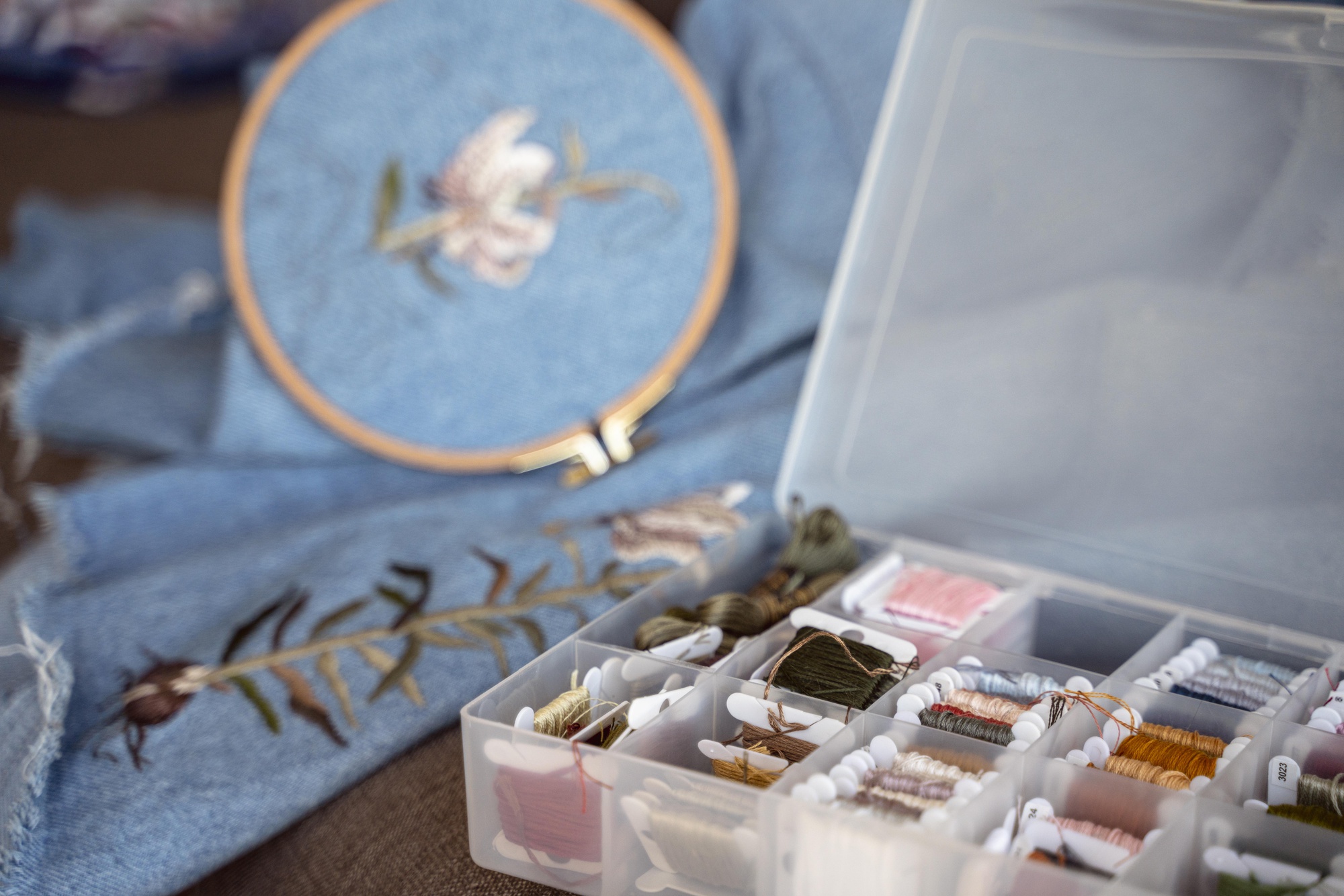 Kit da ricamo elegante disposto su tavolo